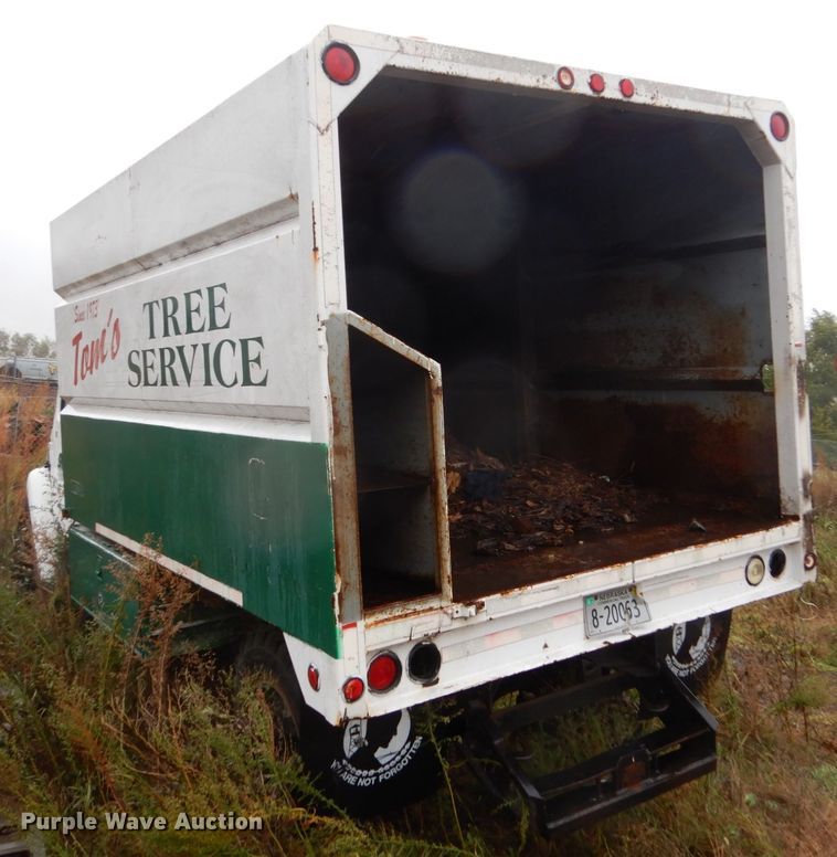 image for item FU9733 1986 International 1600 chipper bed truck