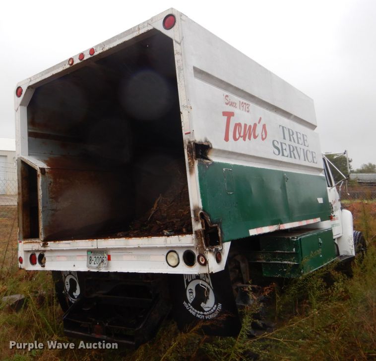 image for item FU9733 1986 International 1600 chipper bed truck