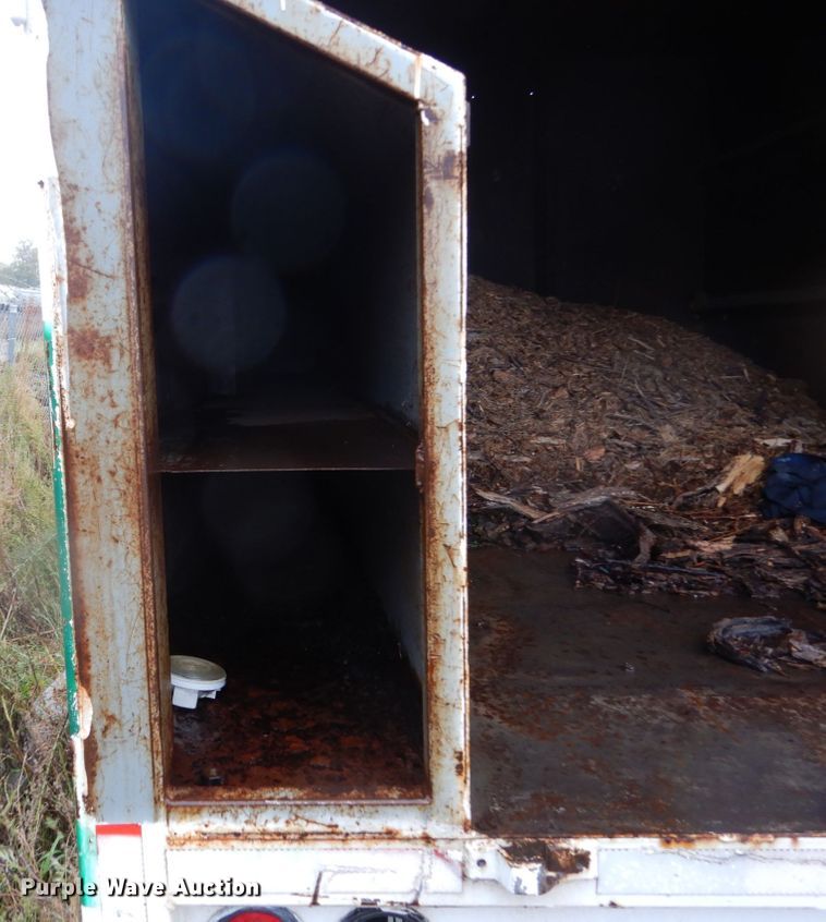 image for item FU9733 1986 International 1600 chipper bed truck