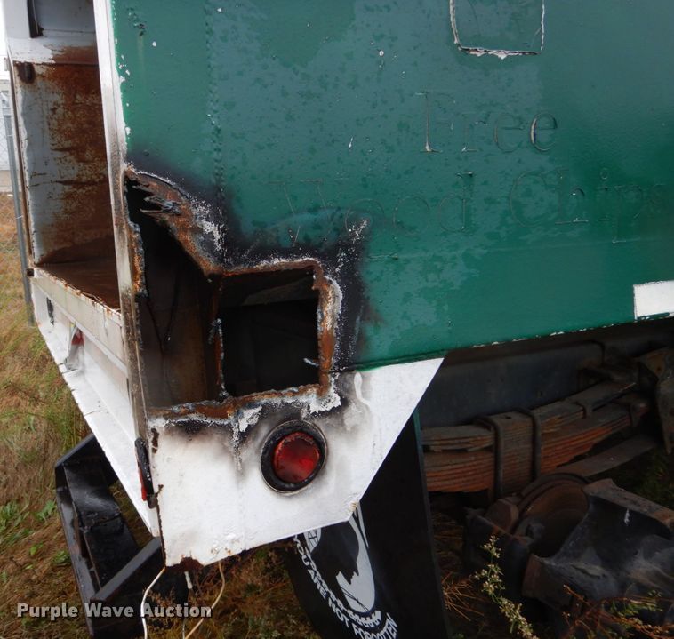 image for item FU9733 1986 International 1600 chipper bed truck