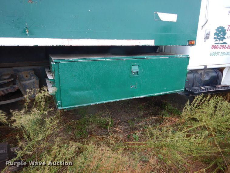 image for item FU9733 1986 International 1600 chipper bed truck