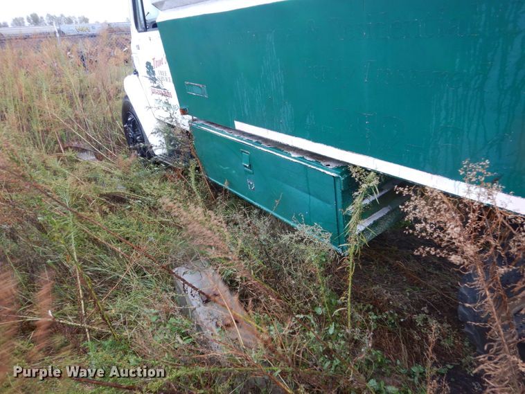 image for item FU9733 1986 International 1600 chipper bed truck