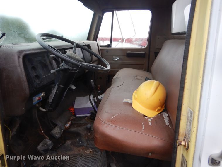 image for item FU9733 1986 International 1600 chipper bed truck