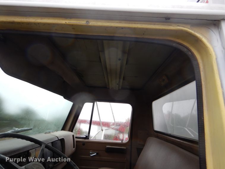 image for item FU9733 1986 International 1600 chipper bed truck