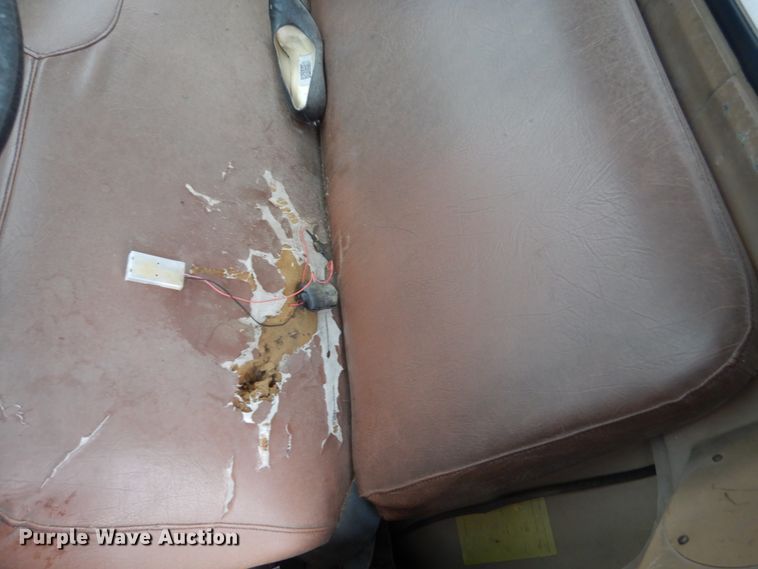 image for item FU9733 1986 International 1600 chipper bed truck