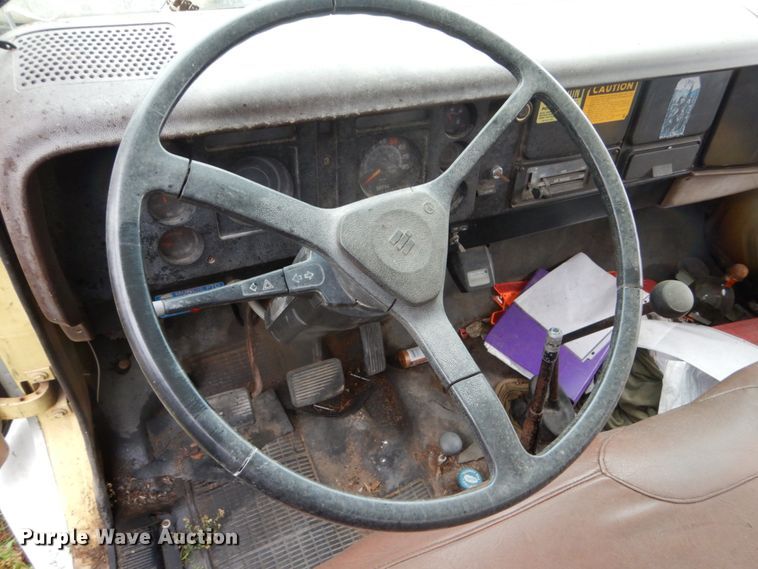 image for item FU9733 1986 International 1600 chipper bed truck