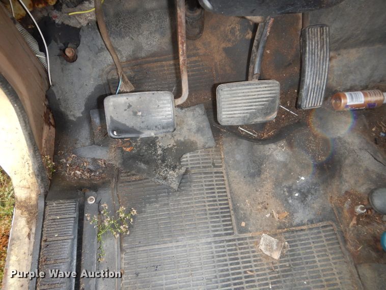 image for item FU9733 1986 International 1600 chipper bed truck