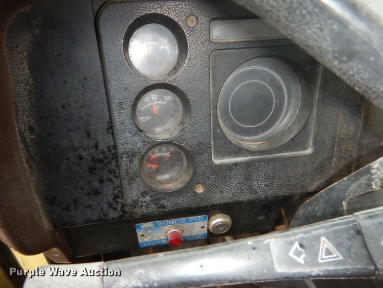 image for item FU9733 1986 International 1600 chipper bed truck