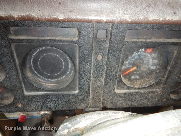 image for item FU9733 1986 International 1600 chipper bed truck