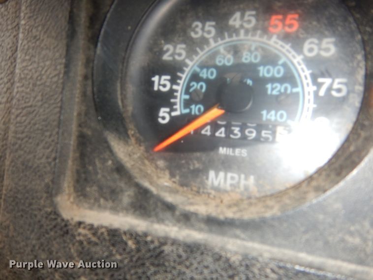 image for item FU9733 1986 International 1600 chipper bed truck