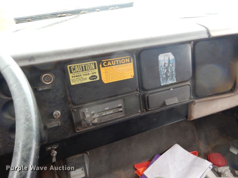 image for item FU9733 1986 International 1600 chipper bed truck