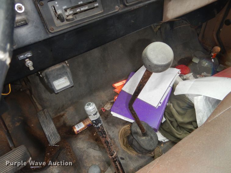 image for item FU9733 1986 International 1600 chipper bed truck