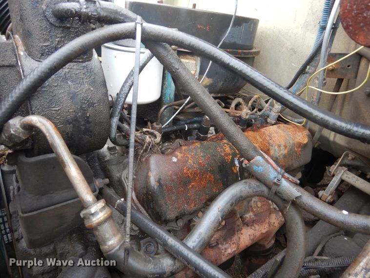 image for item FU9733 1986 International 1600 chipper bed truck