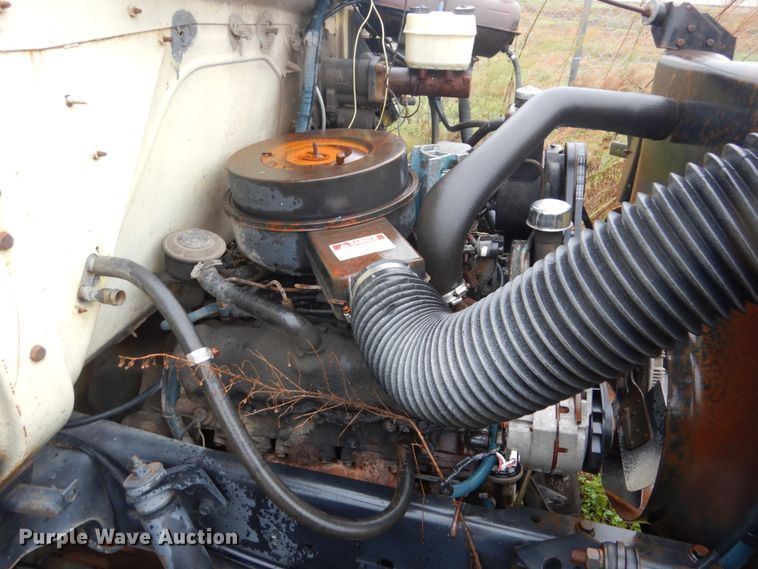 image for item FU9733 1986 International 1600 chipper bed truck