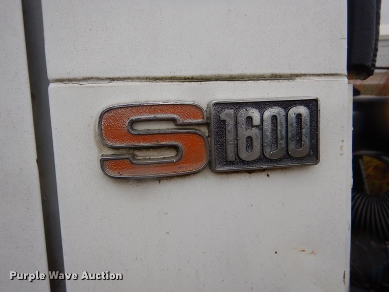 image for item FU9733 1986 International 1600 chipper bed truck