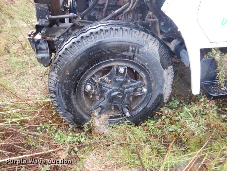 image for item FU9733 1986 International 1600 chipper bed truck