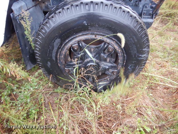 image for item FU9733 1986 International 1600 chipper bed truck