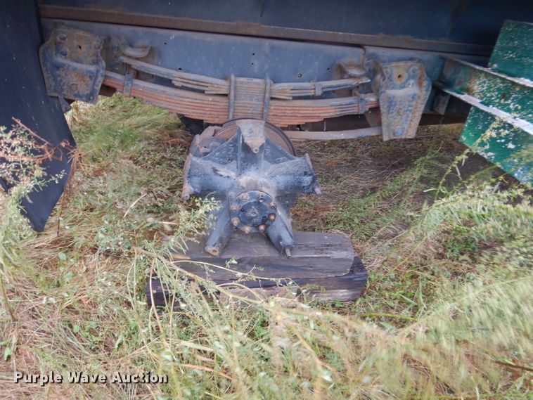 image for item FU9733 1986 International 1600 chipper bed truck