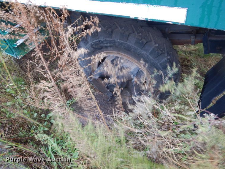 image for item FU9733 1986 International 1600 chipper bed truck