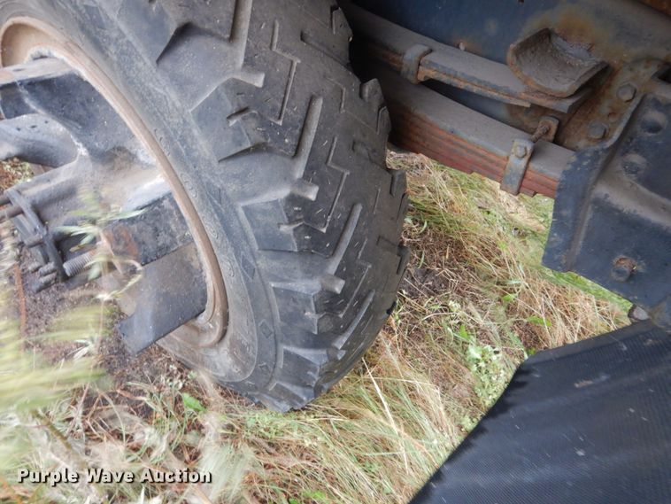 image for item FU9733 1986 International 1600 chipper bed truck