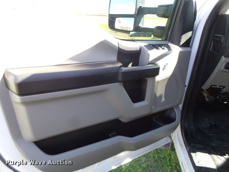 image for item GC9065 2018 Ford F550 Super Duty Crew Cab winch truck