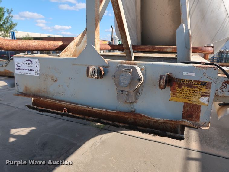 image for item DG7001 1985 Fruehauf HAB-F2-J1000 pneumatic dry bulk trailer
