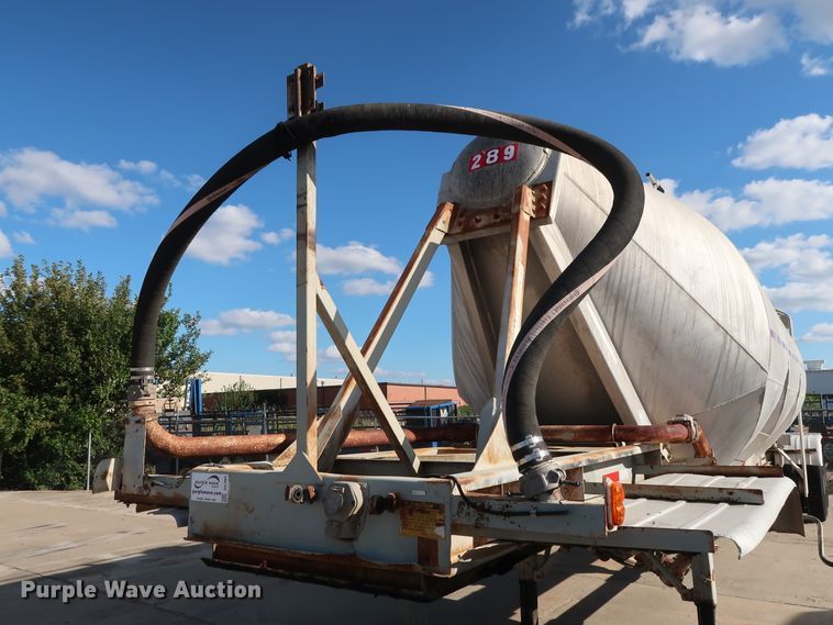 image for item DG7001 1985 Fruehauf HAB-F2-J1000 pneumatic dry bulk trailer