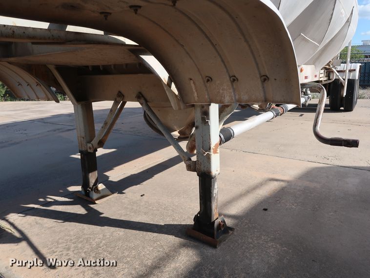 image for item DG7001 1985 Fruehauf HAB-F2-J1000 pneumatic dry bulk trailer