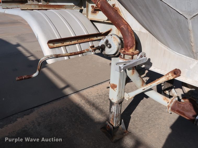 image for item DG7001 1985 Fruehauf HAB-F2-J1000 pneumatic dry bulk trailer