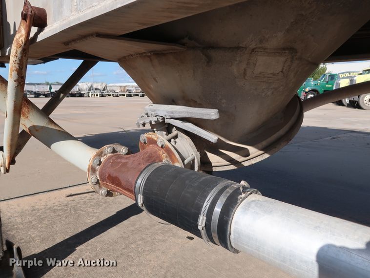 image for item DG7001 1985 Fruehauf HAB-F2-J1000 pneumatic dry bulk trailer