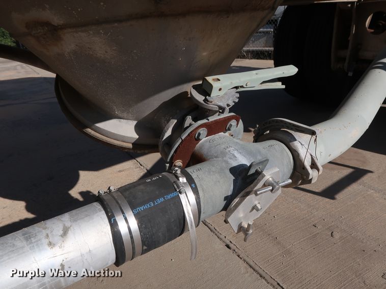 image for item DG7001 1985 Fruehauf HAB-F2-J1000 pneumatic dry bulk trailer