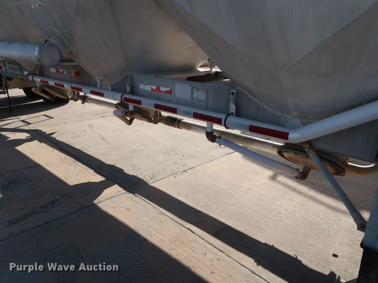 image for item DG7001 1985 Fruehauf HAB-F2-J1000 pneumatic dry bulk trailer