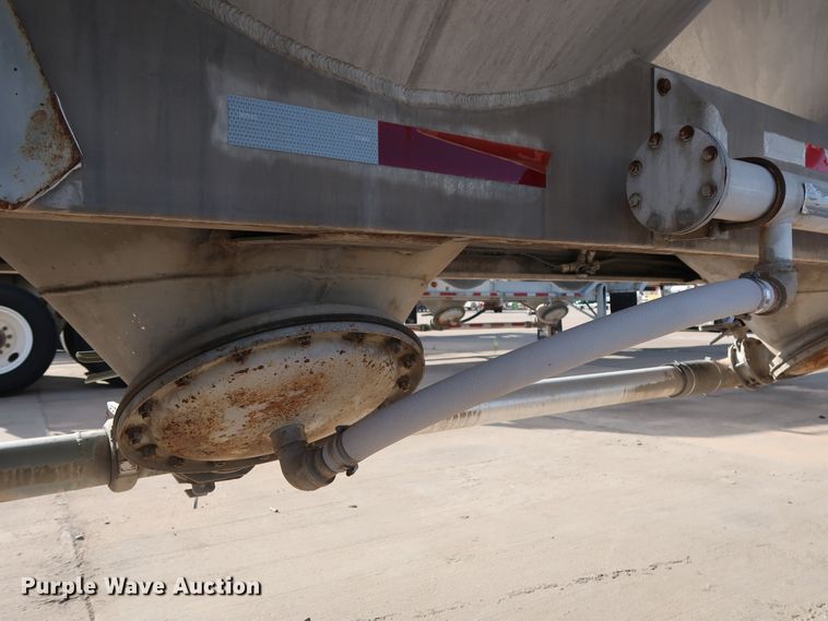 image for item DG7001 1985 Fruehauf HAB-F2-J1000 pneumatic dry bulk trailer