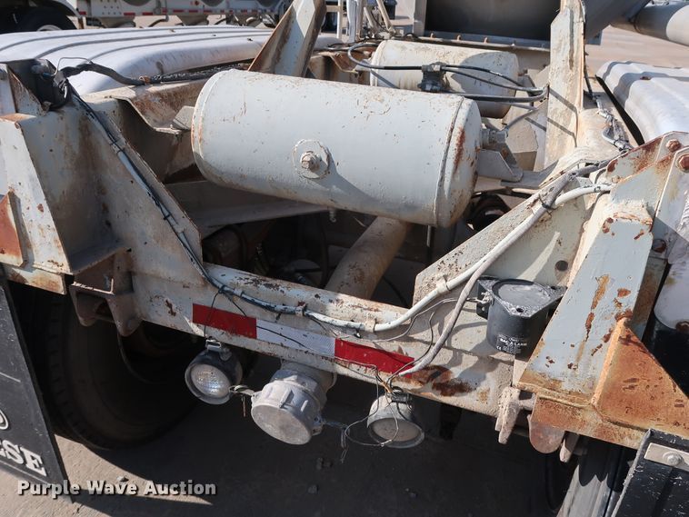 image for item DG7001 1985 Fruehauf HAB-F2-J1000 pneumatic dry bulk trailer