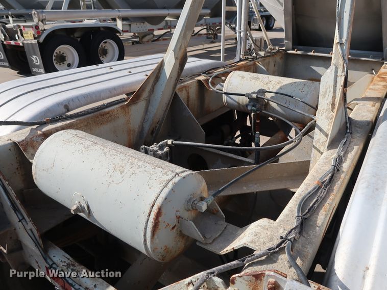 image for item DG7001 1985 Fruehauf HAB-F2-J1000 pneumatic dry bulk trailer