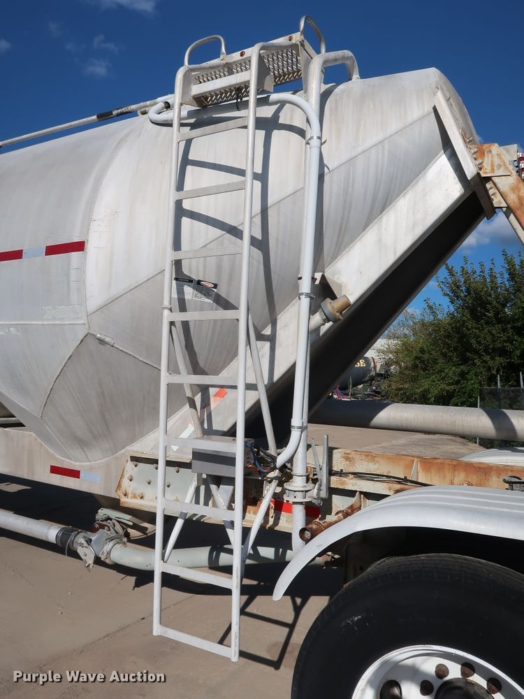 image for item DG7001 1985 Fruehauf HAB-F2-J1000 pneumatic dry bulk trailer