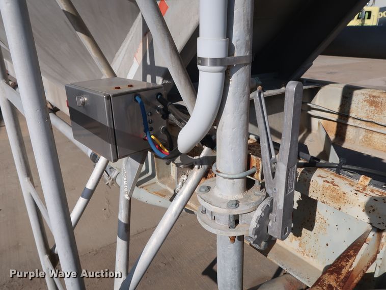 image for item DG7001 1985 Fruehauf HAB-F2-J1000 pneumatic dry bulk trailer