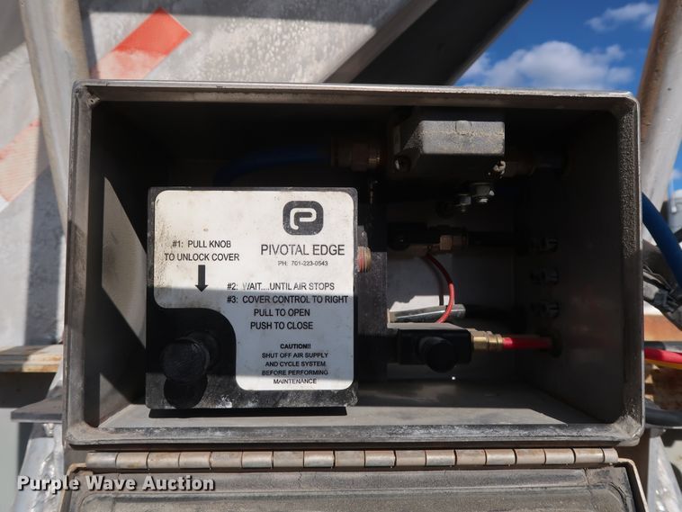 image for item DG7001 1985 Fruehauf HAB-F2-J1000 pneumatic dry bulk trailer