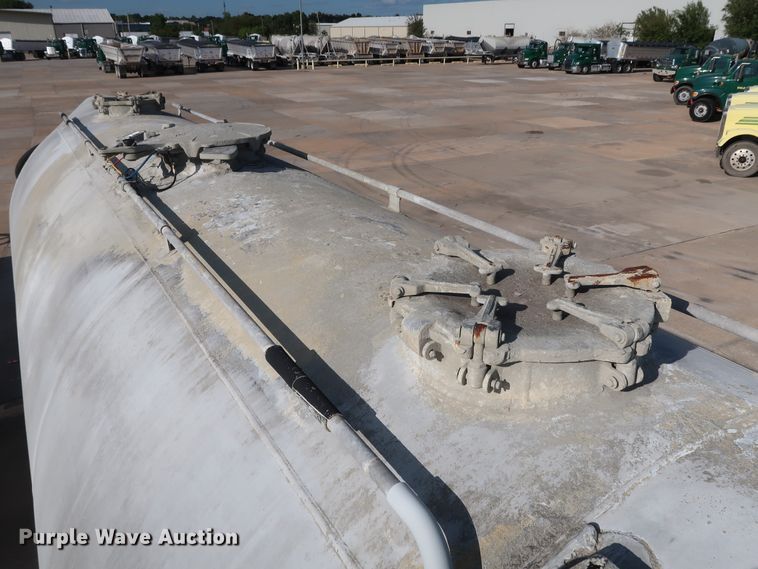 image for item DG7001 1985 Fruehauf HAB-F2-J1000 pneumatic dry bulk trailer