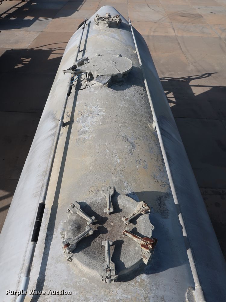 image for item DG7001 1985 Fruehauf HAB-F2-J1000 pneumatic dry bulk trailer