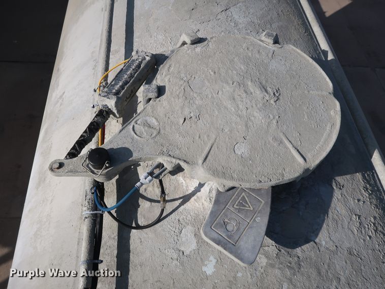 image for item DG7001 1985 Fruehauf HAB-F2-J1000 pneumatic dry bulk trailer