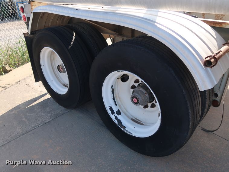 image for item DG7001 1985 Fruehauf HAB-F2-J1000 pneumatic dry bulk trailer