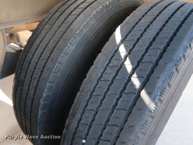 image for item DG7001 1985 Fruehauf HAB-F2-J1000 pneumatic dry bulk trailer