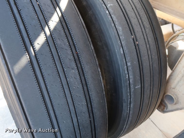 image for item DG7001 1985 Fruehauf HAB-F2-J1000 pneumatic dry bulk trailer