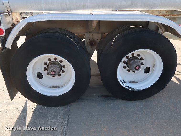 image for item DG7001 1985 Fruehauf HAB-F2-J1000 pneumatic dry bulk trailer