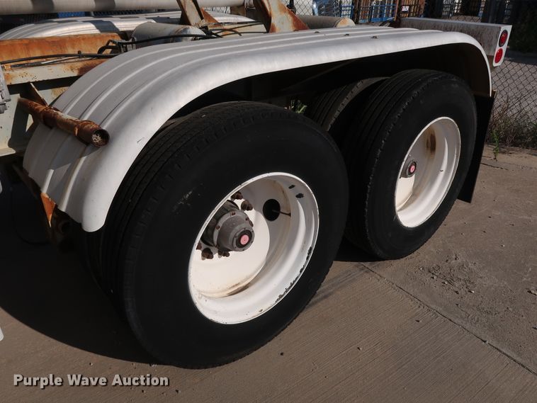 image for item DG7001 1985 Fruehauf HAB-F2-J1000 pneumatic dry bulk trailer