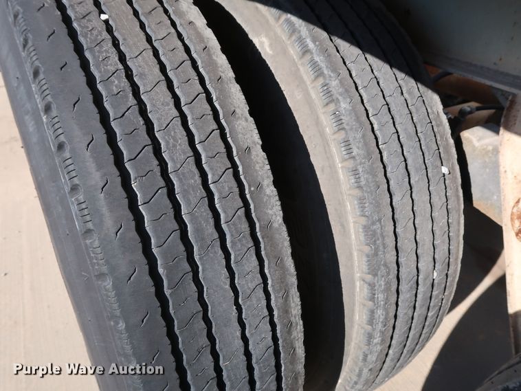 image for item DG7001 1985 Fruehauf HAB-F2-J1000 pneumatic dry bulk trailer