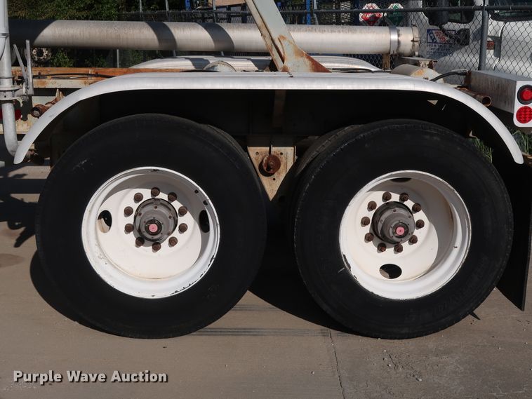 image for item DG7001 1985 Fruehauf HAB-F2-J1000 pneumatic dry bulk trailer