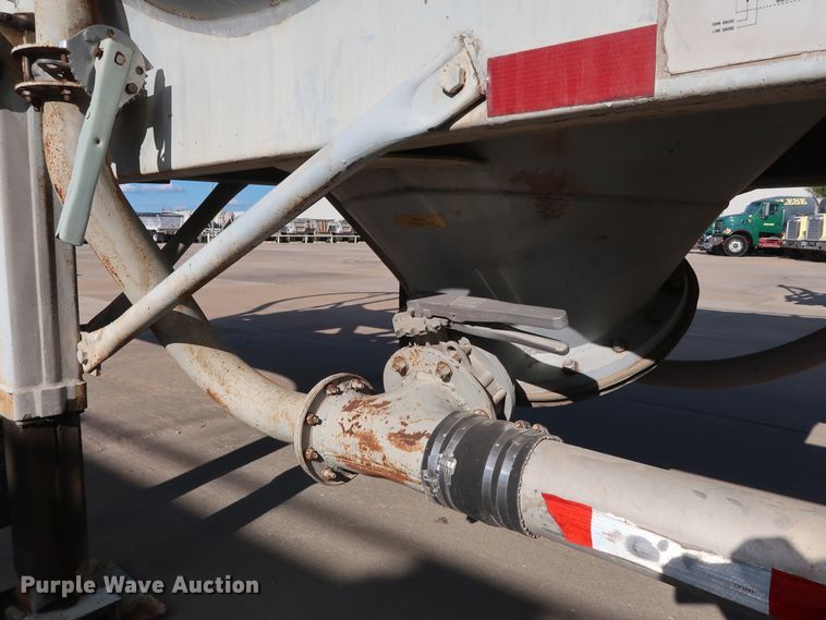 image for item DG7002 1991 Fruehauf HAB-F2-J1000 pneumatic dry bulk trailer