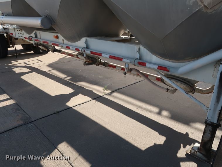 image for item DG7002 1991 Fruehauf HAB-F2-J1000 pneumatic dry bulk trailer